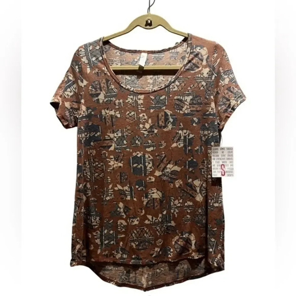 ❇️LULAROE Classic Tee‎ 2 for $22❇️ - Picture 1 of 4